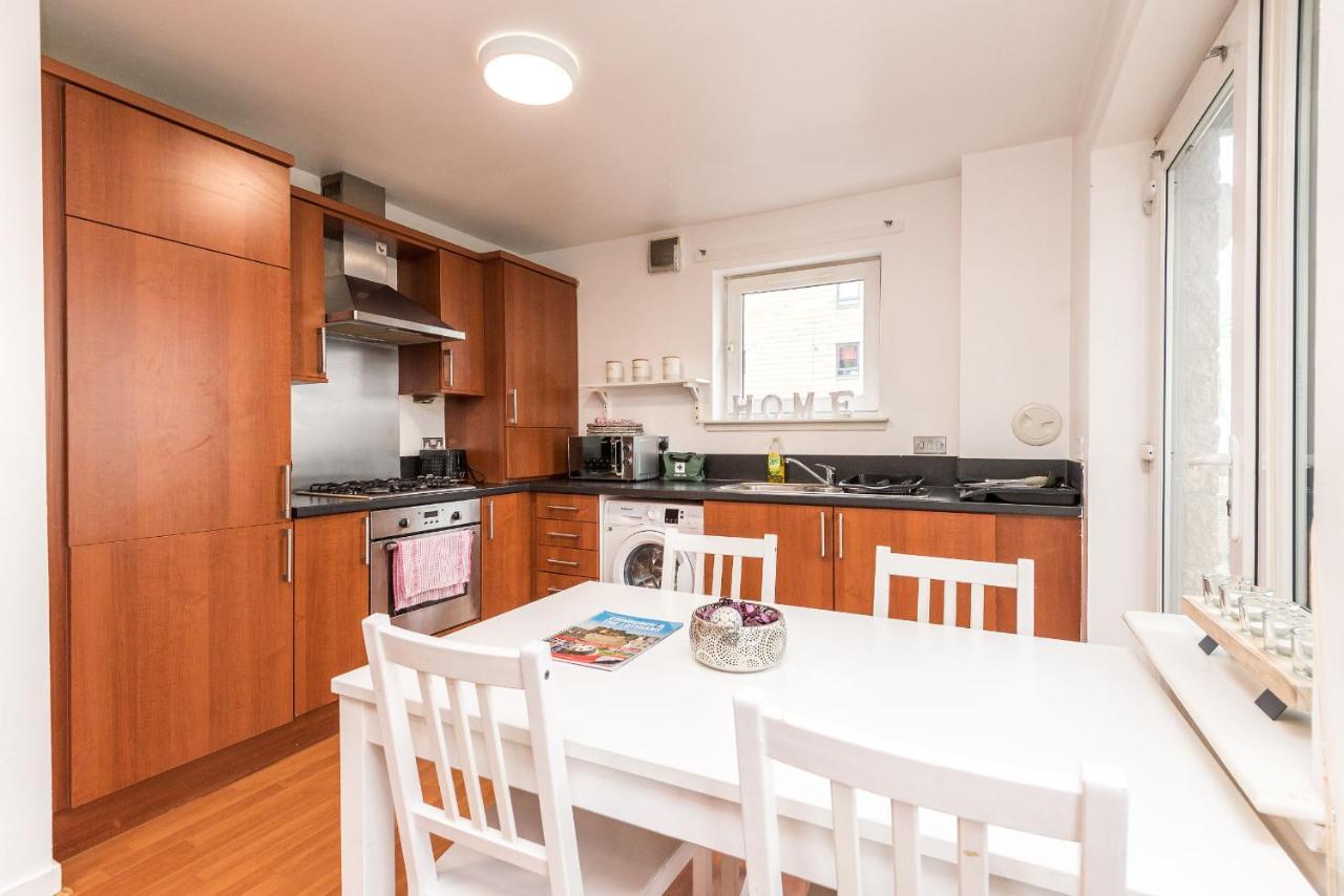 Modern Spacious 3 Bedroom City Centre Apartment - Free Parking - Private Balcony 에든버러 외부 사진